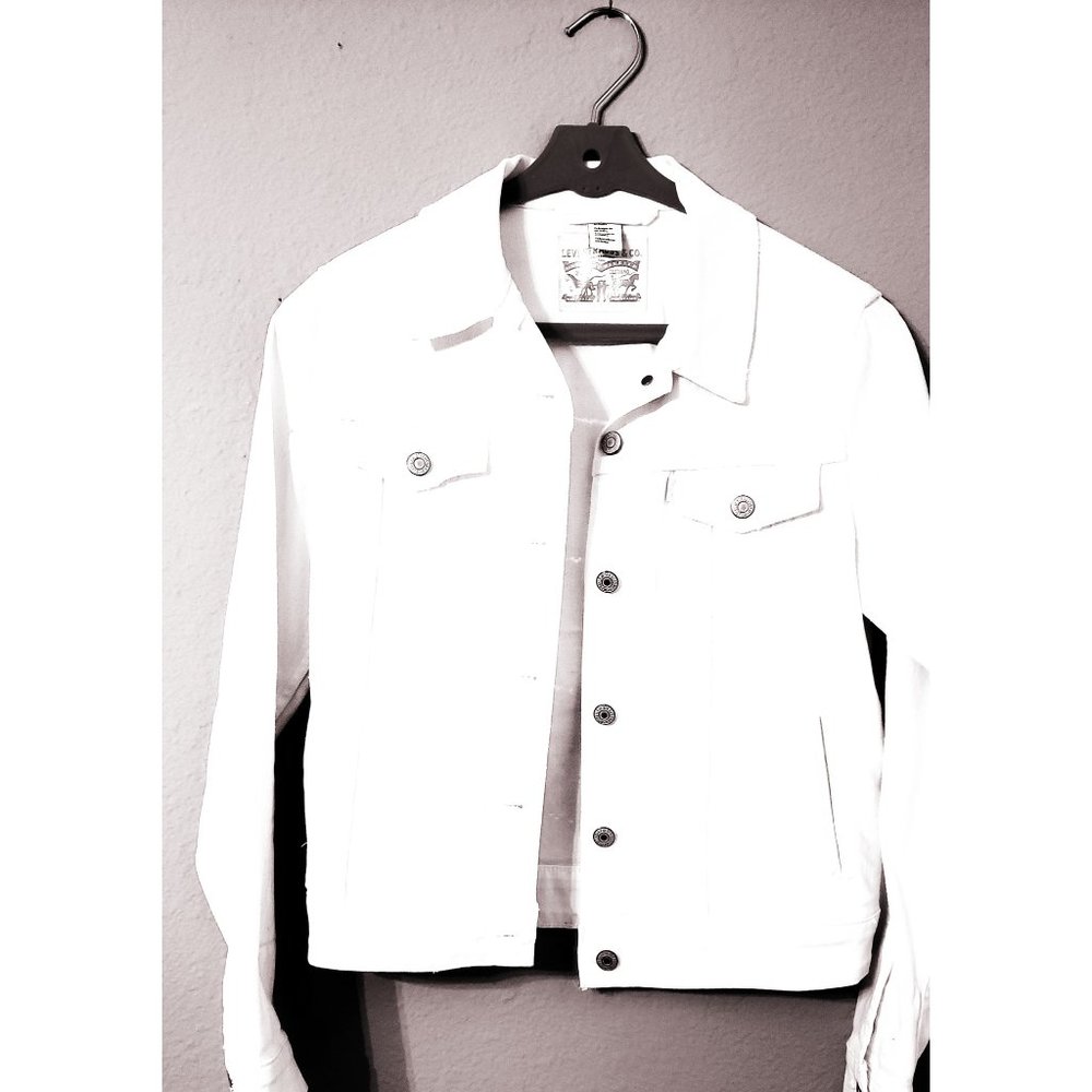Levi White Jean Jacket pockets in front